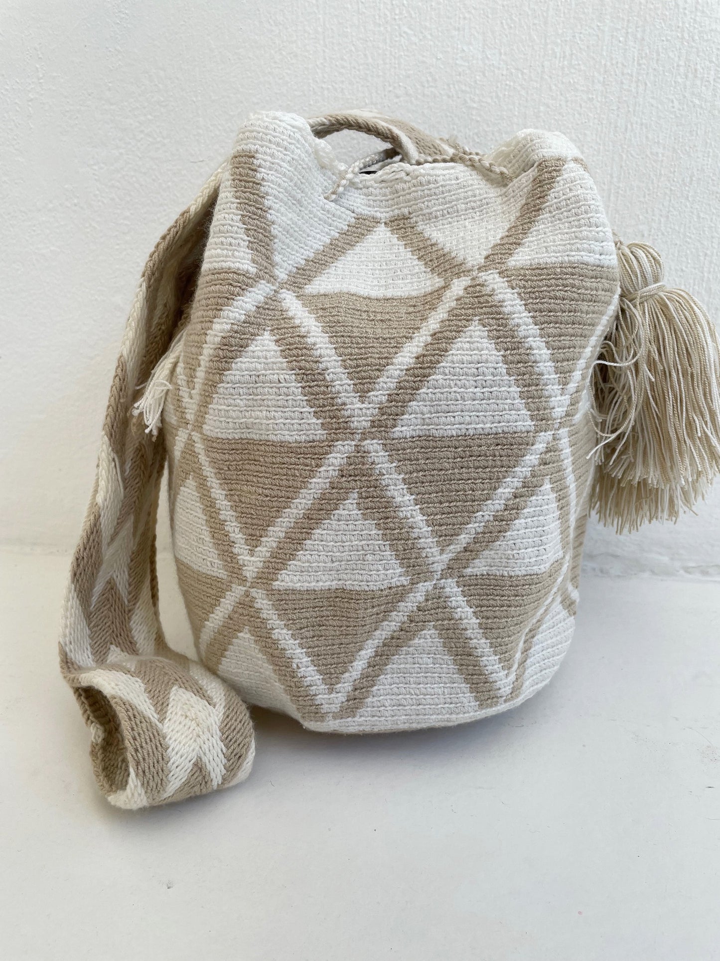 Beige Triangles Mochila