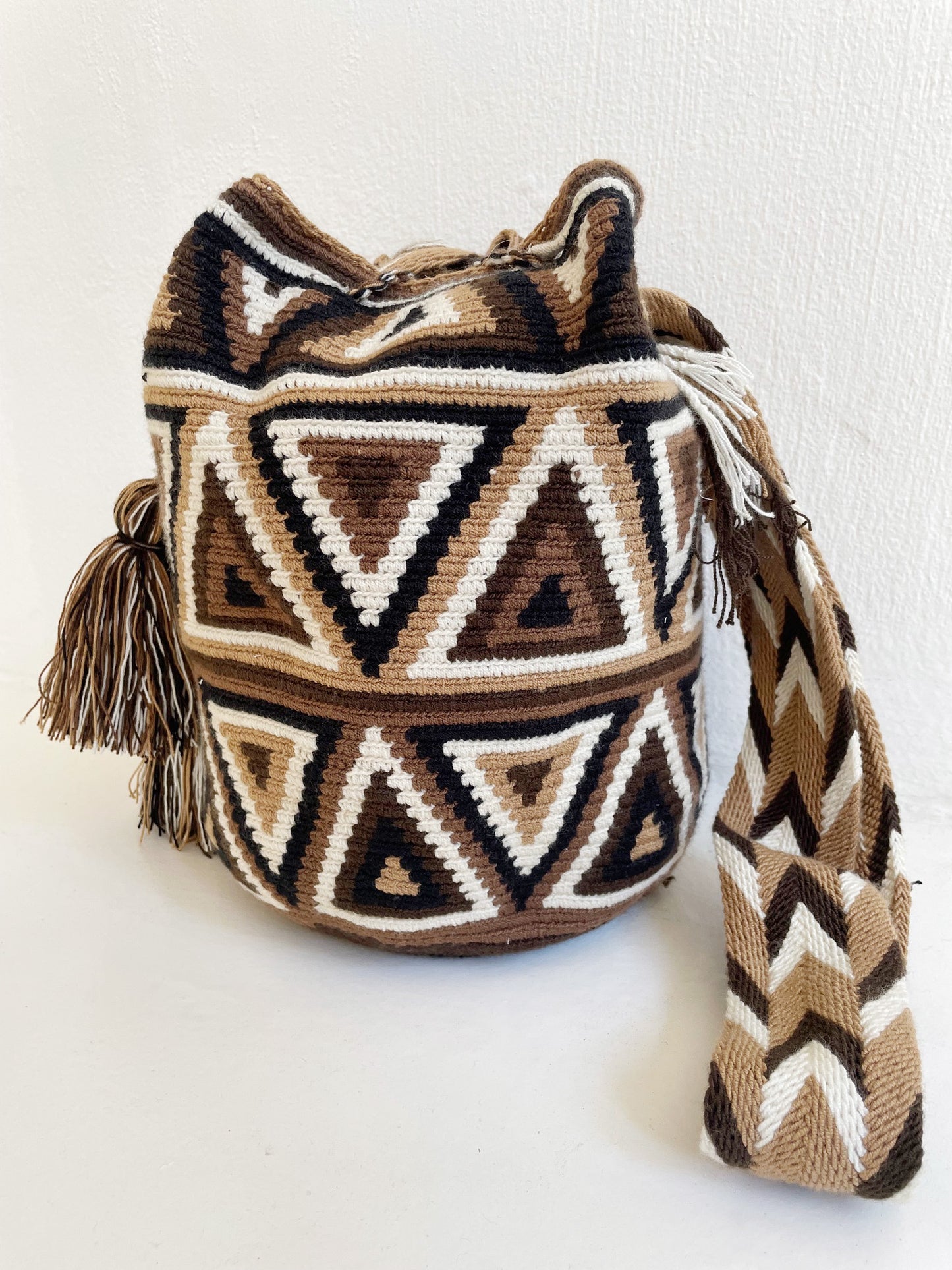 Brown Triangles Mochila