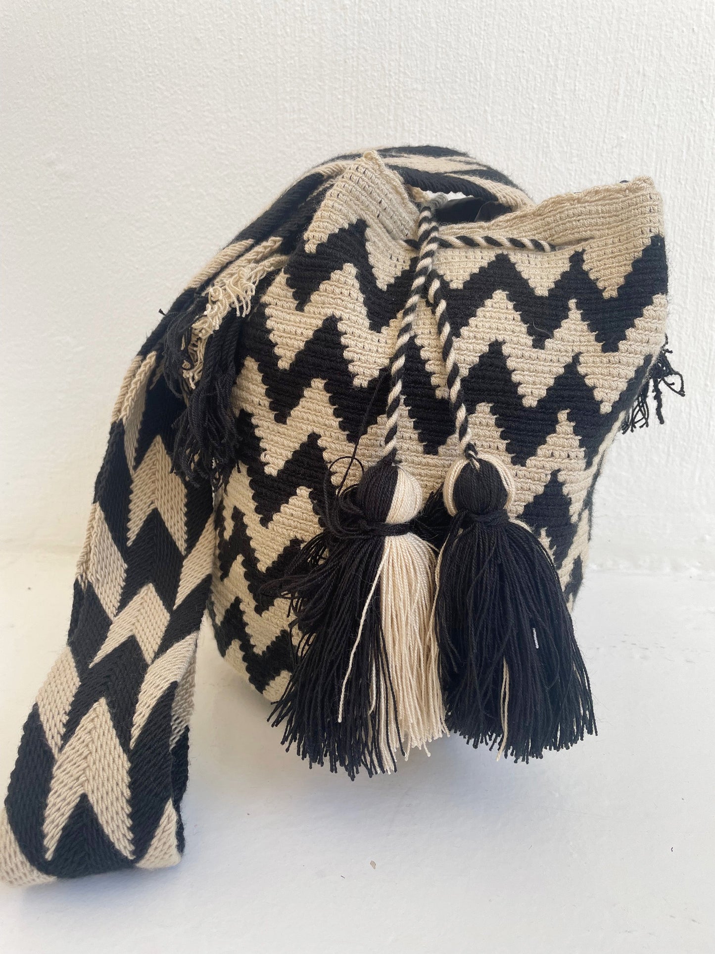 Black & White Waves Mochila Bag