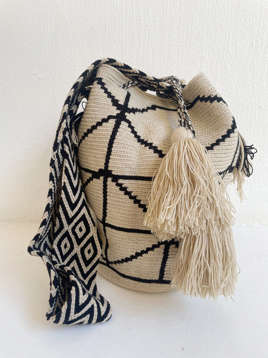 Black & White Triangles mochila